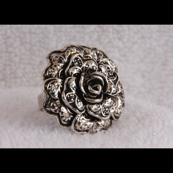 Flowered rings - Picture 3 of 8